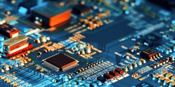 Дефіцит чіпів загрожує зростанням цін на смартфони та комп'ютери до 20% – FT