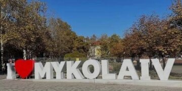 Миколаїв під ударом ворожих дронів: у місті пролунали три вибухи