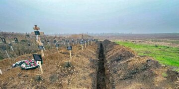 У Маріуполі з'явилися нові траншеї для поховань: смертність серед містян зростає