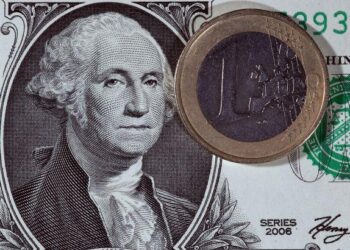 Курс доллара взлетел до 43 гривен, евро бьет рекорды: что происходит на валютном рынке