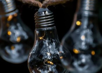 У Києві та області запровадили екстрені відключення. У столиці призупинили водопостачання, теплопостачання та електротранспорт