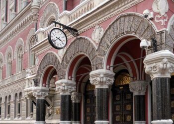 НБУ изменил правила для бизнеса: кто сможет больше отправлять валюты за границу