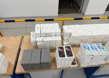 iPhone, AirPods та Apple Watch на 35 мільйонів: на кордоні зупинили нафарширований "яблуками" бус