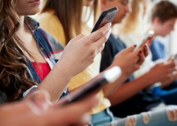 Заборона соцмереж в Україні: чи готують парламентарі відповідні законопроєкти та чи будуть обмежувати доступ дітям за прикладом Європи