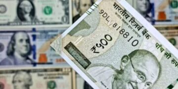 Індійська рупія опустилася до рекордно низького рівня