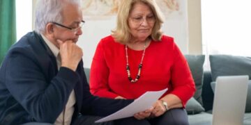 Пенсии оставят, а пособия уберут: украинцам назвали условия выплат за границей