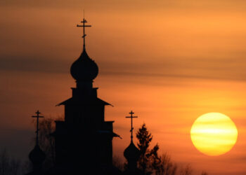 «Слідство.Інфо»: при монастирі УПЦ МП у Києві діє нелегальна школа з радянськими підручниками