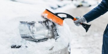 Снег на крыше — штраф в кармане: как халатность водителей может привести к ДТП и проблемам с полицией