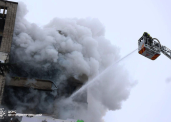 Російський удар по багатоповерхівці в Дніпрі: щонайменше семеро поранених