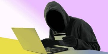 Украинцев завалили фейковыми СМС о посылках: как не потерять деньги