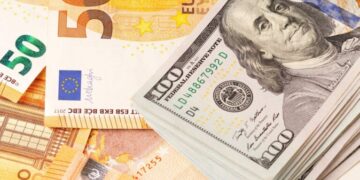 Курс валют бьет рекорды: сколько будут стоить евро и доллар до конца января