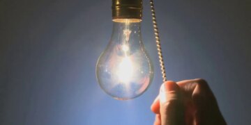 Українців попередили про відключення світла у більшості регіонів 20 лютого