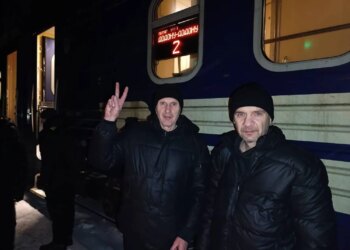 Укрзалізниця показала повернення116 звільнених з полону українців додому