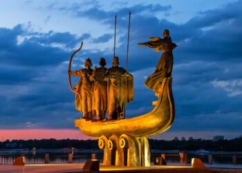 Київ під атакою балістики, лунають вибухи – мер