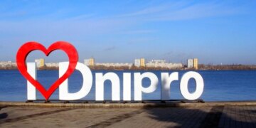 Ворог атакував Дніпро, спалахнула пожежа – ОВА