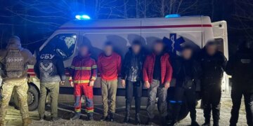 Ціна питання – 60 тис. доларів. На Буковині затримали "швидку" з ухилянтами