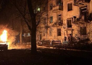 Атака на Запоріжжя: 6 поранених, палає багатоповерхівка та торговельні центри