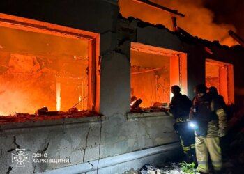 На Харківщині ворожий дрон влучив у будинок, з-під завалів дістали тіло чоловіка, дружина поранена