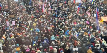 У Празі сотні тисяч чехів вийшли на підтримку президента Петра Павела
