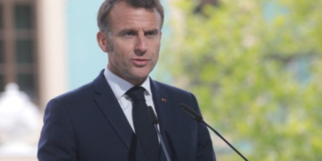Макрон заявив про підготовку до відновлення діалогу з путіним у координації із Зеленським