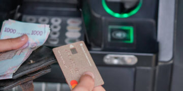 Банки массово блокируют карты: кто первым попал в “черный список”