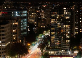 Украинцы могут получить до 300 тысяч гривен: заявки принимают через “Дію”