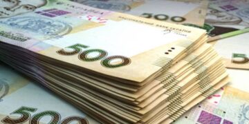 Лимиты на наличные деньги в “ПриватБанке”: сколько можно снять в кассе, банкомате и за рубежом