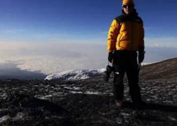 Українець встановив національний рекорд, розгорнувши прапор України на вершині Кіліманджаро