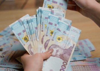 Тарифы на свет и воду, “письма счастья” и ТЦК в цифре: что изменится для украинцев с 1 марта