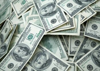 Валютный отток: украинцы за границей стали переводить домой меньше денег