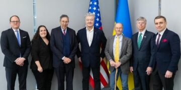 Порошенко обсудил с американскими дипломатами давление на РФ и двухпартийную поддержку Украины