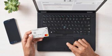 НБУ посчитал средний чек украинцев при оплате картой: цифры удивят