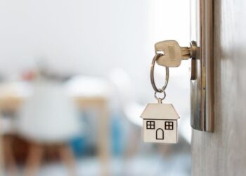 Пустующее жилье отдадут переселенцам: смогут получить всего за 1 гривну