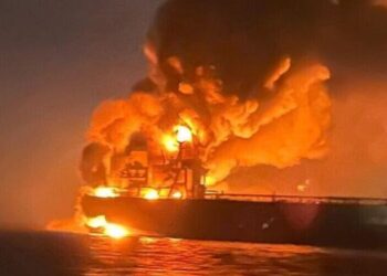 У Середземному морі загорівся російський танкер зі зрідженим газом