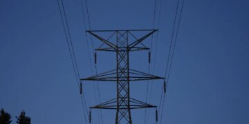 Ворожі атаки знеструмили частину жителів у трьох областях, графіки – у частині регіонів