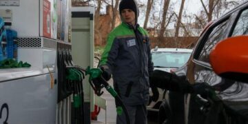 Бензин уже по 72 грн: почему подскочили цены на АЗС и что будет дальше