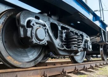 У Миколаєві російський дрон атакував вагон потяга і поранив залізничника, у березні вже 18 ударів рф по залізниці