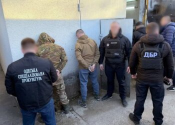Продавали гранатомети та автомати на 1,5 млн гривень – на Одещині затримали 5-х військових
