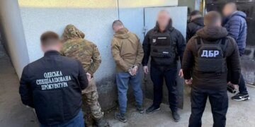 Продавали гранатомети та автомати на 1,5 млн гривень – на Одещині затримали 5-х військових