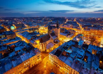 Російський безпілотник атакував Львів, є влучання