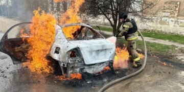 Дрон рф атакував автомобіль у Херсоні 29 березня – є загибла та поранений