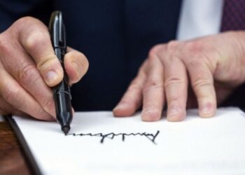 На 100 доларових банкнотах з’явиться підпис Трампа