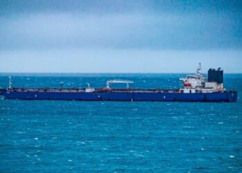 Через Ормузьку протоку пройшов нафтовий танкер із увімкненою навігацією