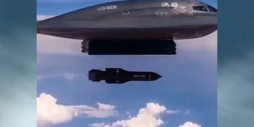 США скинули бомби вагою 2,3 тонни на об’єкти в Ормузькій протоці