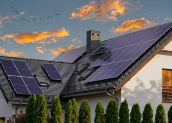 Солнечные панели и свет по 7 гривен: эксперт назвал спасение для украинцев