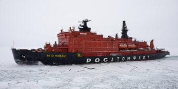 Українські військові уразили російський військовий криголам на заводі