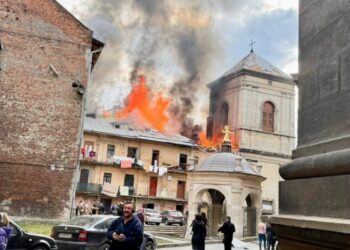 Массированная атака дронов на запад Украины: во Львове горят дома, семеро раненых