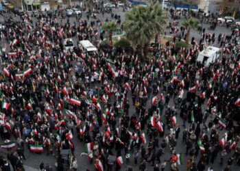 Расколотый Иран: между скорбью по Хаменеи и страхом под бомбами