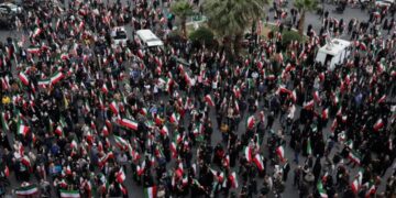 Расколотый Иран: между скорбью по Хаменеи и страхом под бомбами