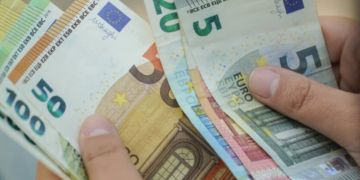 Франция выплатит украинцам по 11 тысяч гривен: кто и как может получить деньги